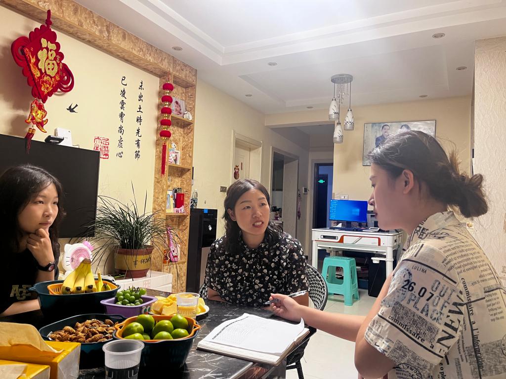 辅导员李周子迪家访1.jpg 辅导员李周子迪家访1.jpg